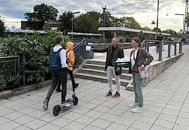 Erster Bürgermeister Norbert Seidl und Darja Konec-Fakler aus dem städtischen Umweltamt bei der Verteilung der Brezn am Puchheimer Bahnhof. 